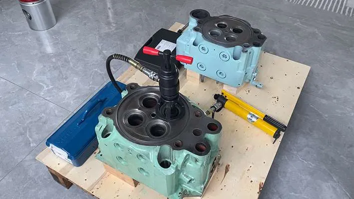 Hydraulic extractor of valve seat for marine four stroke diesel engine 1