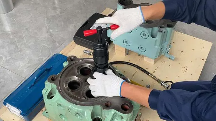 Hydraulic extractor of valve seat for marine four stroke diesel engine 2